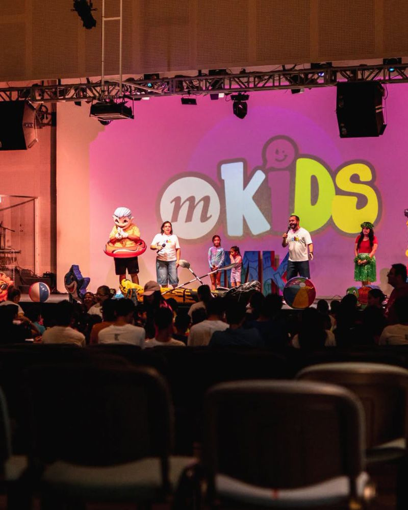 Escenario de Maranatha Kids durante una presentación para los niños.